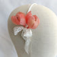Romántico tocado de flores coral para boda, Diadema elegante con flores y encaje, Tocado fascinator de flores de seda roja con lazos de encaje para novia.