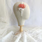 Romántico tocado de flores coral para boda, Diadema elegante con flores y encaje, Tocado fascinator de flores de seda roja con lazos de encaje para novia.