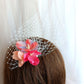 Peineta de flores con velo para invitada, Tocado de flores naranjas y rojas para boda, elegante accesorio de flores para boda.