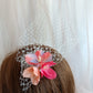 Peineta de flores con velo para invitada, Tocado de flores naranjas y rojas para boda, elegante accesorio de flores para boda.