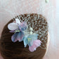 Tocado sencillo para invitada, Tocado de flores para boda, Peineta elegante con flores y velo para boda.