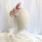 Tocado de flor rosa con plumas, Tocado conde dalia rosa para invitada, Diadema elegante con flor de seda, Tocado de invitada de boda lila.