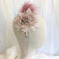 Tocado de flor rosa con plumas, Tocado conde dalia rosa para invitada, Diadema elegante con flor de seda, Tocado de invitada de boda lila.