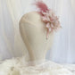 Tocado de flor rosa con plumas, Tocado conde dalia rosa para invitada, Diadema elegante con flor de seda, Tocado de invitada de boda lila.