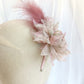 Tocado de flor rosa con plumas, Tocado conde dalia rosa para invitada, Diadema elegante con flor de seda, Tocado de invitada de boda lila.