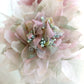 Tocado de flor rosa con plumas, Tocado conde dalia rosa para invitada, Diadema elegante con flor de seda, Tocado de invitada de boda lila.