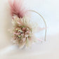 Tocado de flor rosa con plumas, Tocado conde dalia rosa para invitada, Diadema elegante con flor de seda, Tocado de invitada de boda lila.