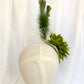Tocado verde con flor y plumas, Tocado de boda con flor verde y velo blanco, Tocados llamativo para invitada.
