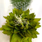 Tocado verde con flor y plumas, Tocado de boda con flor verde y velo blanco, Tocados llamativo para invitada.