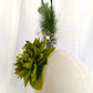 Tocado verde con flor y plumas, Tocado de boda con flor verde y velo blanco, Tocados llamativo para invitada.