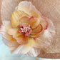 Tocado pamela de invitada en sinamay snaranjado, flores de seda azules y amarillas, con velo decorativo, elegante y colorido para boda.a