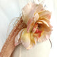 Tocado pamela de invitada en sinamay snaranjado, flores de seda azules y amarillas, con velo decorativo, elegante y colorido para boda.a
