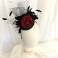 Tocado negro con flor de terciopelo rojo, plumas y velo decorativo, estilo elegante y vintage para invitada de boda.