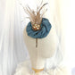 Tocado gris azulado redondo para invitadas, Tocado gris elegante con plumas y perlas, Sombrero de cóctel gris, Sombrero de té gris elegante.