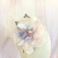Tocado con flor morada y velo blanco, Mini sombrero con flor grande de organza lila, Tocado de hada rosa y morada para boda, Tocado floral para invitada.