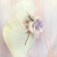 Tocado con flor morada y velo blanco, Mini sombrero con flor grande de organza lila, Tocado de hada rosa y morada para boda, Tocado floral para invitada.