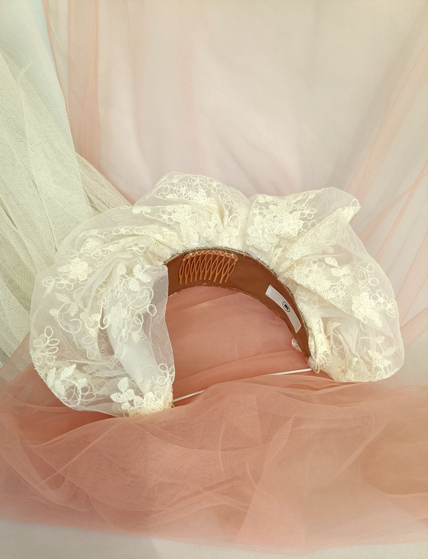 Diadema de encaje marfil – Tocado artesanal de seda para novia.
