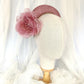 Diadema tocado en rosa palo con flores de organza, diseño elegante y romántico para invitada de boda o evento especial.