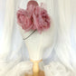 Diadema tocado en rosa palo con flores de organza, diseño elegante y romántico para invitada de boda o evento especial.