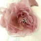 Diadema tocado en rosa palo con flores de organza, diseño elegante y romántico para invitada de boda o evento especial.