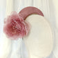 Diadema tocado en rosa palo con flores de organza, diseño elegante y romántico para invitada de boda o evento especial.