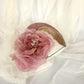 Diadema tocado en rosa palo con flores de organza, diseño elegante y romántico para invitada de boda o evento especial.