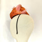 Tocado naranja con mariposas, tocado para invitada de boda con mariposas rosas y naranjas, mini sombrero melocotón para fiesta con mariposas.