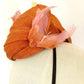 Tocado naranja con mariposas, tocado para invitada de boda con mariposas rosas y naranjas, mini sombrero melocotón para fiesta con mariposas.