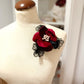 Broche elegante con flor roja, Broche con flor de terciopelo granate y encaje negro, Broche estilo vintage negro y rojo, Broche de boda.