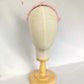 Elegante tocado de seda rosa para invitada, fascinator rosa con velo para boda, tocado rosa con velo blanco y flores para fiesta.