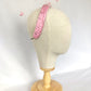 Elegante tocado de seda rosa para invitada, fascinator rosa con velo para boda, tocado rosa con velo blanco y flores para fiesta.
