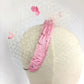 Elegante tocado de seda rosa para invitada, fascinator rosa con velo para boda, tocado rosa con velo blanco y flores para fiesta.