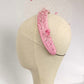 Elegante tocado de seda rosa para invitada, fascinator rosa con velo para boda, tocado rosa con velo blanco y flores para fiesta.