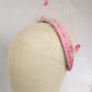 Elegante tocado de seda rosa para invitada, fascinator rosa con velo para boda, tocado rosa con velo blanco y flores para fiesta.