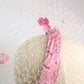 Elegante tocado de seda rosa para invitada, fascinator rosa con velo para boda, tocado rosa con velo blanco y flores para fiesta.