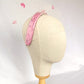 Elegante tocado de seda rosa para invitada, fascinator rosa con velo para boda, tocado rosa con velo blanco y flores para fiesta.