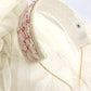Diadema elegante de estilo rústico con motivos florales.