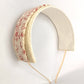 Diadema elegante de estilo rústico con motivos florales.