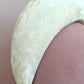 DIADEMA BLANCA CON VOLUMEN DE TERIOPELO PARA NOVIA.