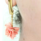 Pendientes elegantes de seda color salmón rosado.