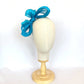 Diadema lazo azul grande elegante para invitada de boda, tocado sofisticado mujer, ideal eventos formales y celebraciones.