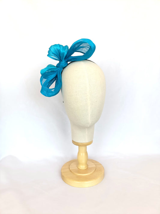 Diadema lazo azul grande elegante para invitada de boda, tocado sofisticado mujer, ideal eventos formales y celebraciones.
