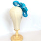 Diadema lazo azul grande elegante para invitada de boda, tocado sofisticado mujer, ideal eventos formales y celebraciones.