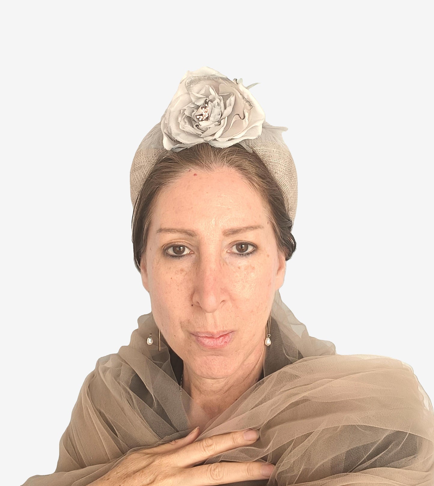 Diadema de fiesta gris con flor grande, Tocado elegante gris y rosa de tela para invitada, Diadema gris para boda.