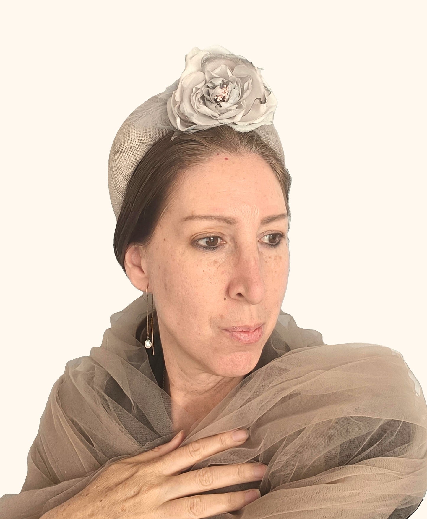Diadema de fiesta gris con flor grande, Tocado elegante gris y rosa de tela para invitada, Diadema gris para boda.