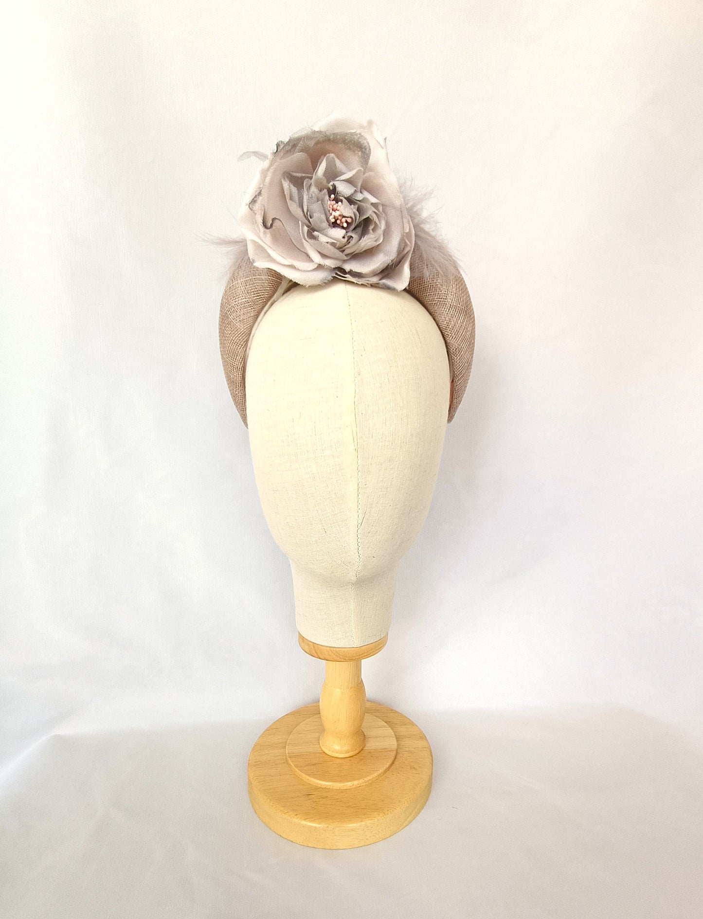 Diadema de fiesta gris con flor grande, Tocado elegante gris y rosa de tela para invitada, Diadema gris para boda.