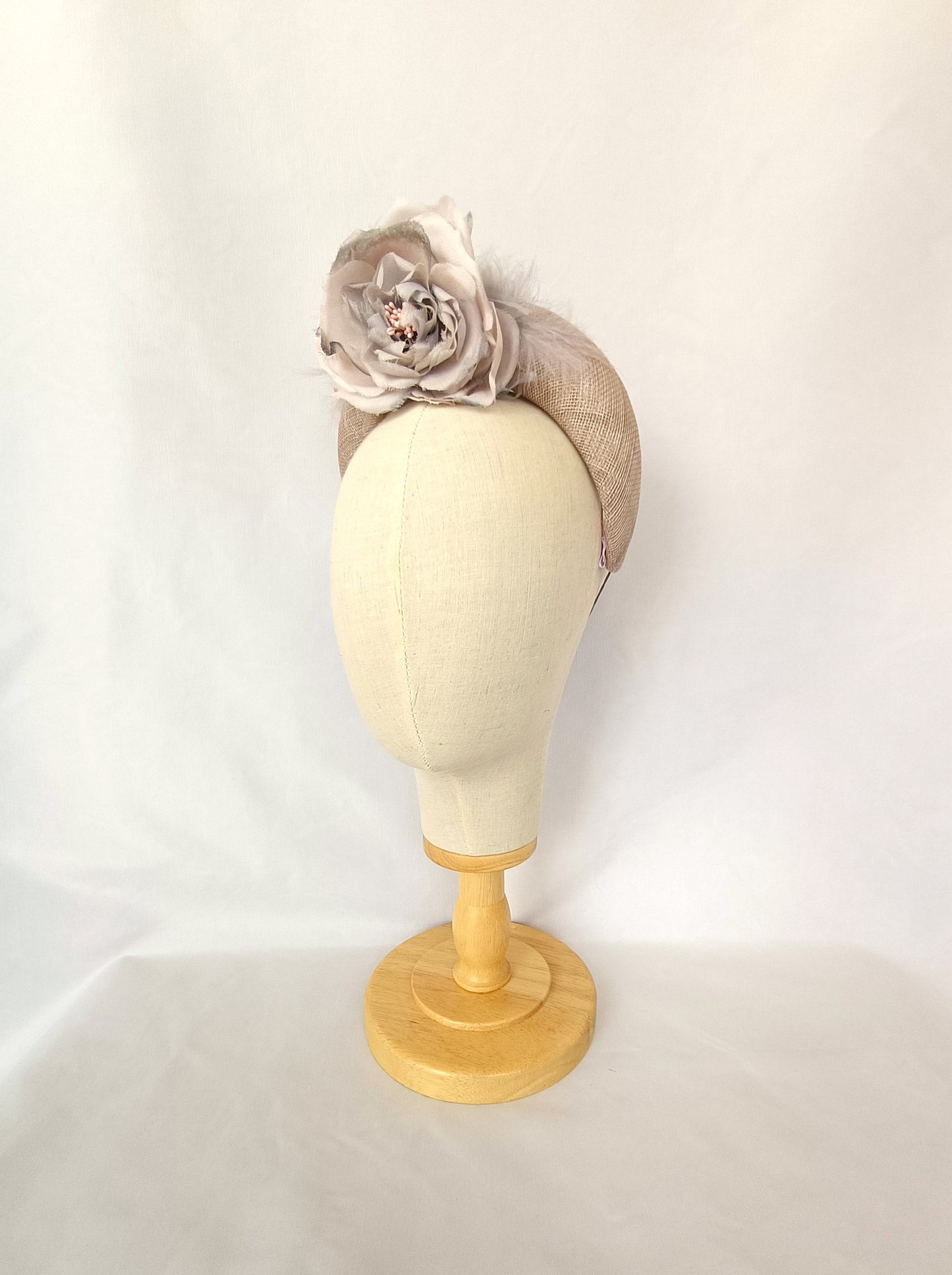 Diadema de fiesta gris con flor grande, Tocado elegante gris y rosa de tela para invitada, Diadema gris para boda.