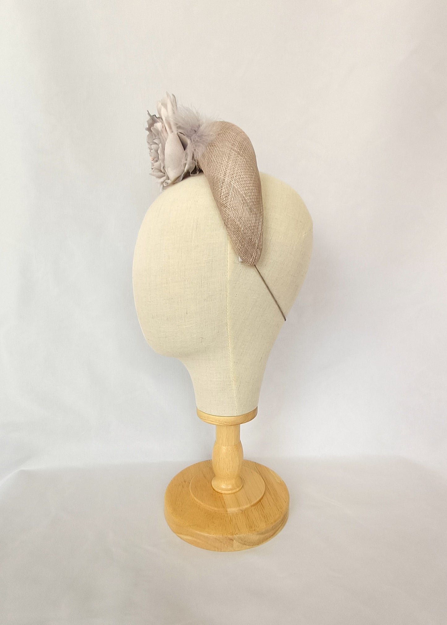 Diadema de fiesta gris con flor grande, Tocado elegante gris y rosa de tela para invitada, Diadema gris para boda.