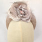 Diadema de fiesta gris con flor grande, Tocado elegante gris y rosa de tela para invitada, Diadema gris para boda.