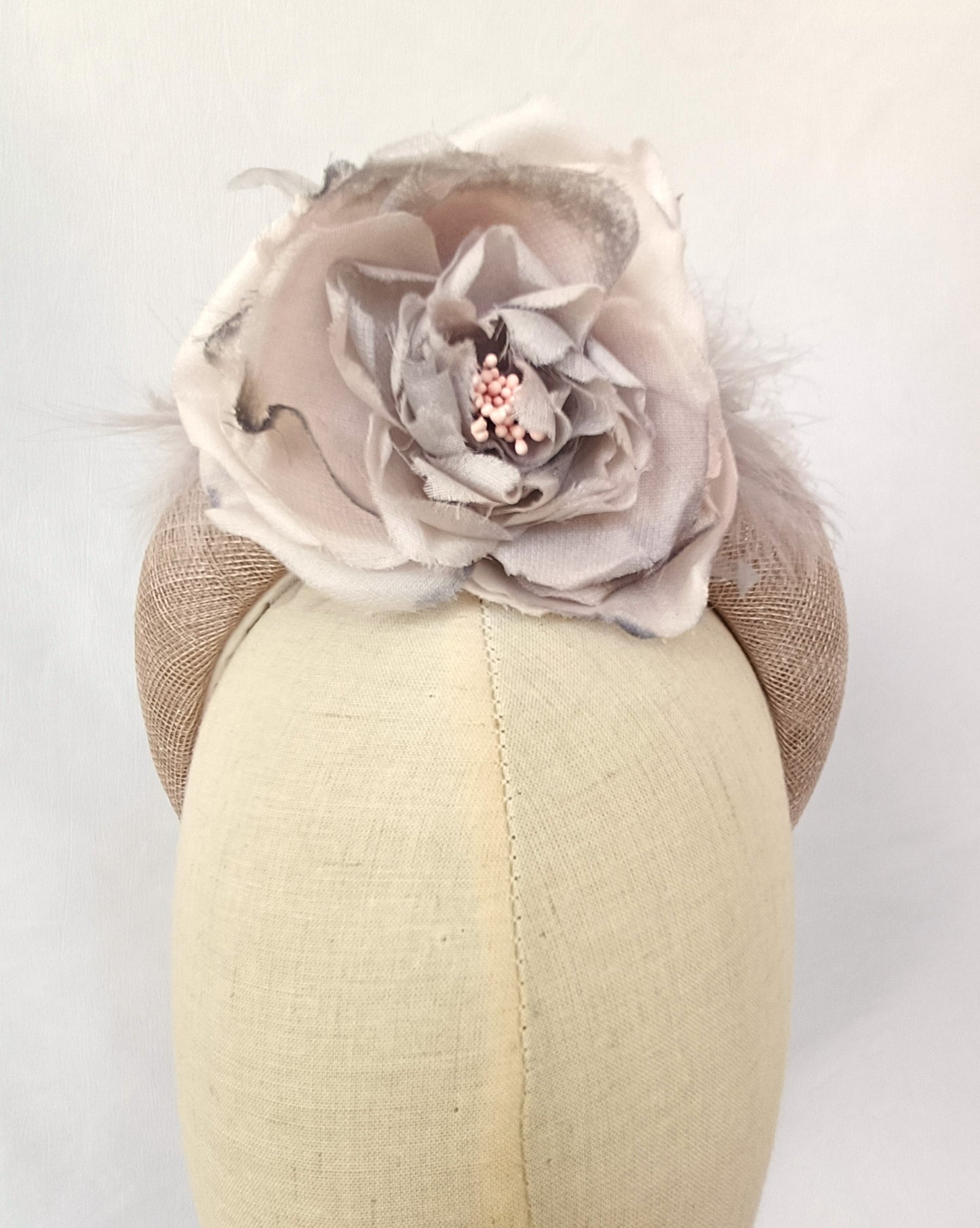 Diadema de fiesta gris con flor grande, Tocado elegante gris y rosa de tela para invitada, Diadema gris para boda.